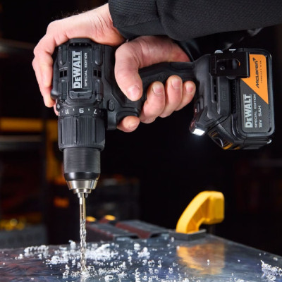 Аккумуляторная ударная дрель-шуруповерт DeWALT DCD86MP2KT McLaren F1 Team Special Edition с 2 акб 5 Ah, з/у, набором бит и рулеткой в кейсе TSTAK Аккумуляторная ударная дрель-шуруповерт DeWALT DCD86MP2KT McLaren F1 Team Special Edition с 2 акб 5 Ah, з/у, набором бит и рулеткой в кейсе TSTAK