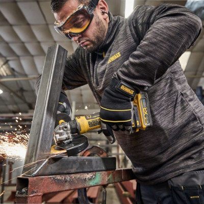 Аккумуляторная угловая шлифмашина DeWALT DCG404S2T с 2 акб 3.5 Ah и з/у в кейсе TSTAK Аккумуляторная угловая шлифмашина DeWALT DCG404S2T с 2 акб 3.5 Ah и з/у в кейсе TSTAK