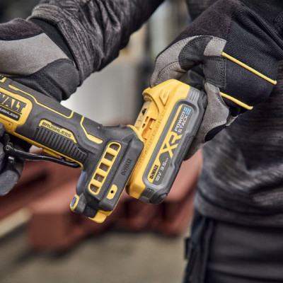Аккумуляторная угловая шлифмашина DeWALT DCG404S2T с 2 акб 3.5 Ah и з/у в кейсе TSTAK Аккумуляторная угловая шлифмашина DeWALT DCG404S2T с 2 акб 3.5 Ah и з/у в кейсе TSTAK