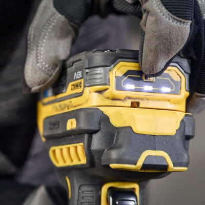 Аккумуляторная угловая шлифмашина DeWALT DCG404S2T с 2 акб 3.5 Ah и з/у в кейсе TSTAK Аккумуляторная угловая шлифмашина DeWALT DCG404S2T с 2 акб 3.5 Ah и з/у в кейсе TSTAK