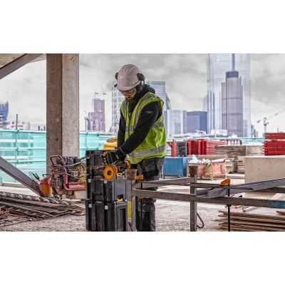 Аккумуляторная угловая шлифмашина DeWALT DCG418NT, без акб в чемодане Аккумуляторная угловая шлифмашина DeWALT DCG418NT, без акб в чемодане